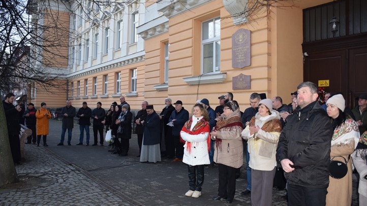 Beregszászban is fellobban az öröm gyertyájának lángja - Közös kántálás és a betlehemi békeláng átadása. Fotó: Kárpátinfó/ Kovács Erzsébet