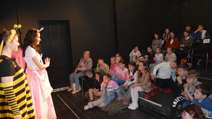 Méhmese a beregszászi magyar színházban - Ismeretszerzés, játék és szórakozás. Fotó: Kárpátinfó/ Kovács Erzsébet