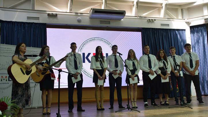 A Kárpátaljai Magyar Líceum első bizonyítványátadó ünnepségén - Az elsők bátorsága és felelőssége. Fotó: Kárpátinfó/ Kovács Erzsébet