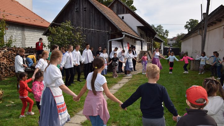 Szüreti évadnyitó a Nagyberegi Tájházban - Táncház, kézműveskedés, viseletkiállítás. Fotó: Kárpátinfo/Kovács Elemér