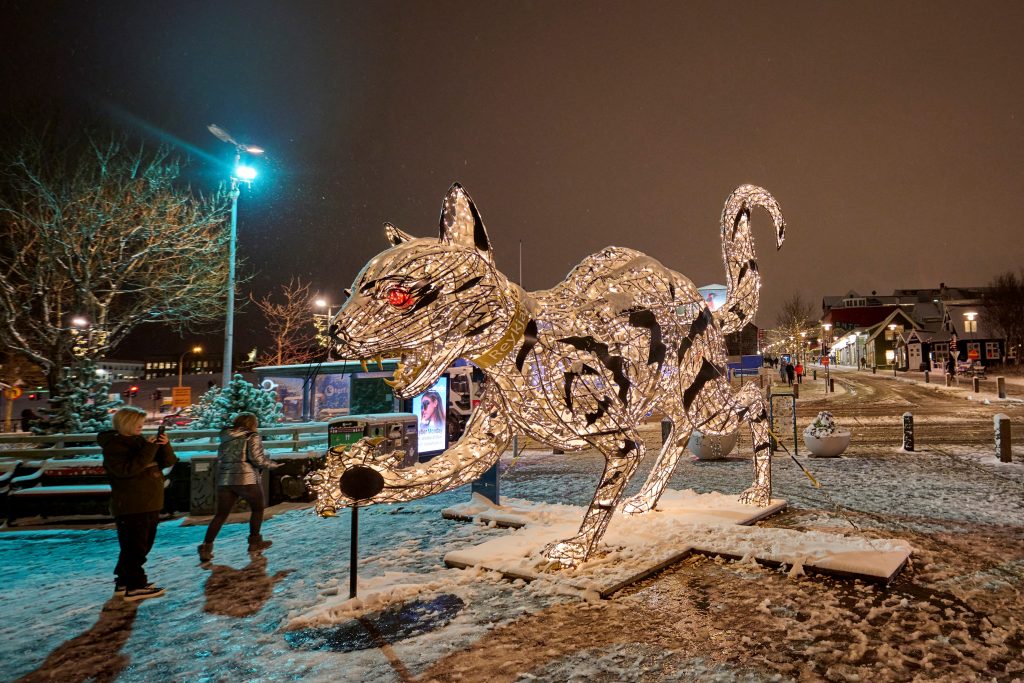 Kivilágított macskaszobor Reykjavík belvárosában (Fotó: Halldor Kolbeins/AFP)