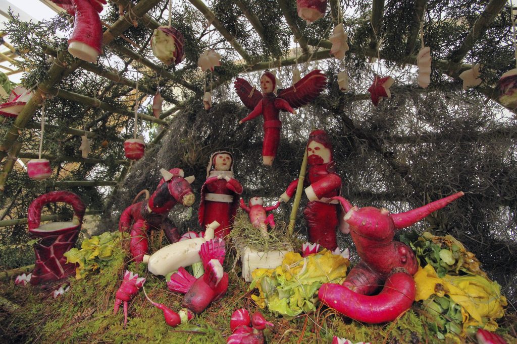 Kézzel faragott retekszobrocskák a mexikói Oaxacában a „retkek éjszakája” ünnepségen 2022. december 23-án (Fotó: Patricia Castellanos/AFP)