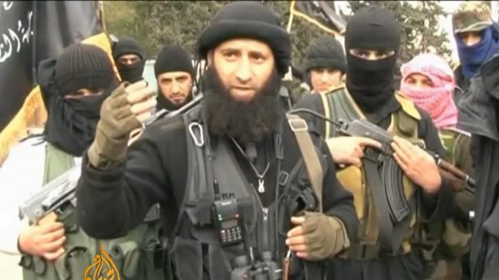 Ahmed es-Saraa nyilatkozik az an-Núszra Front emírjeként, első számú vezetőjeként, 2013-ban. Az eleinte az al-Kaidához köthető terrorszervezet vezetője, 2025 elején lett Szíria elnöke (Fotó: hirado.hu/al-Dzsazíra)