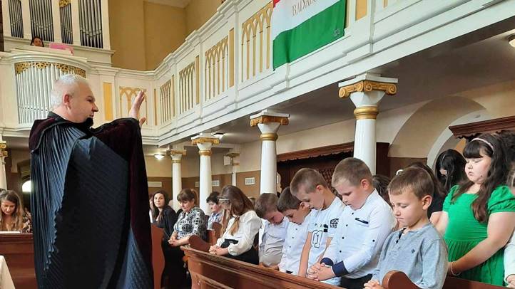 Iskolai és hittanos tanévzáró Badalóban - Ballag már a vén diák. Fotó: Jakab Lajos