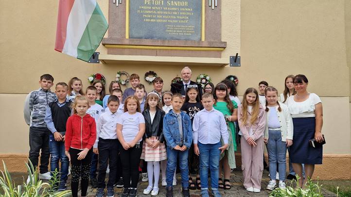 Iskolai és hittanos tanévzáró Badalóban - Ballag már a vén diák. Fotó: Jakab Lajos