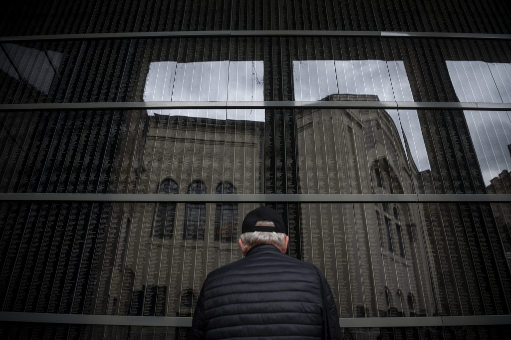 Megemlékező a holokauszt nemzetközi emléknapja alkalmából tartott megemlékezésen a Páva utcai Holokauszt Emlékközpont udvarán található Emlékfalnál 2025. január 27-én (Fotó: MTI/Balogh Zoltán)