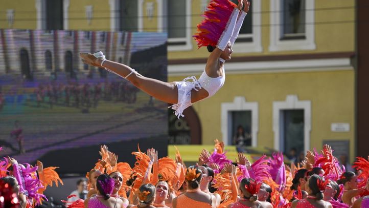 A Feeling Tánc és Mazsorett Együttes táncosai a debreceni virágkarneválon az államalapítás és államalapító Szent István király ünnepén, 2024. augusztus 20-án (Fotó: MTI/Czeglédi Zsolt)