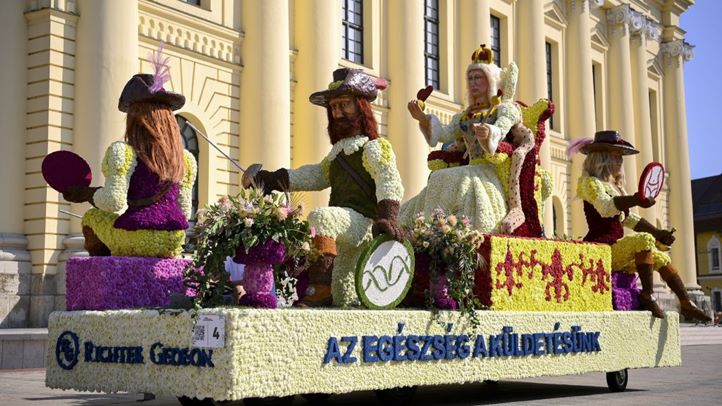 A Richter Gedeon nevű virágkocsi a debreceni virágkarneválon az államalapítás és államalapító Szent István király ünnepén, 2024. augusztus 20-án (Fotó: MTI/Czeglédi Zsolt)