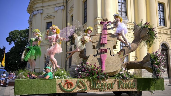 A Magyar Posta nevű virágkocsi a debreceni virágkarneválon az államalapítás és államalapító Szent István király ünnepén, 2024. augusztus 20-án (Fotó: MTI/Czeglédi Zsolt)