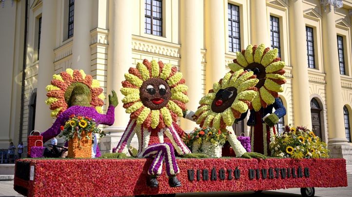 A Fórum nevű virágkocsi a debreceni virágkarneválon az államalapítás és államalapító Szent István király ünnepén, 2024. augusztus 20-án (Fotó: MTI/Czeglédi Zsolt)