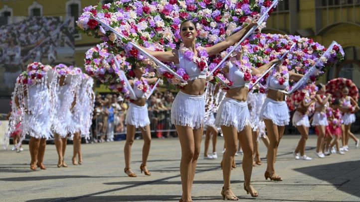 A LESZ DANCE Tánc- és Sport Egyesület táncosai a debreceni virágkarneválon az államalapítás és államalapító Szent István király ünnepén, 2024. augusztus 20-án (Fotó: MTI/Czeglédi Zsolt)