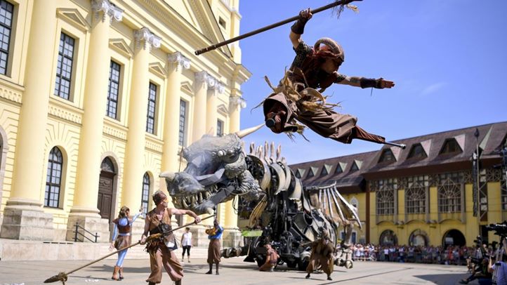 A francia Compagnie Planete Vapeur nevű csoport fellépői a debreceni virágkarneválon az államalapítás és államalapító Szent István király ünnepén, 2024. augusztus 20-án (Fotó: MTI/Czeglédi Zsolt)
