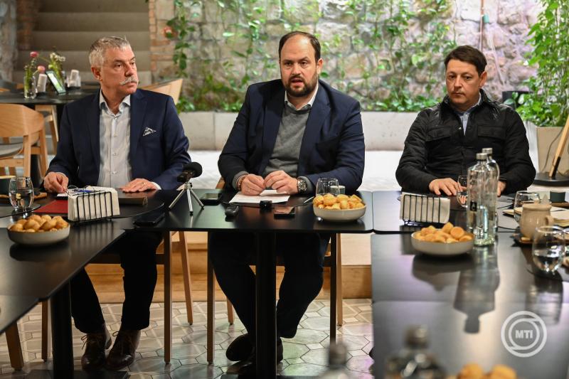 Nacsa Lőrinc, a Miniszterelnökség nemzetpolitikáért felelős államtitkára (k) az államtitkárság idei évre tervezett programjairól tartott sajtótájékoztatón Sepsiszentgyörgyön 2025. február 20-án. Mellette Tamás Sándor, Kovászna Megye Tanácsának elnöke (b) és Bodor László, a Romániai Magyar Demokrata Szövetség (RMDSZ) Háromszéki Területi Szervezetének ügyvezető elnöke (j). MTI/Kátai Edit