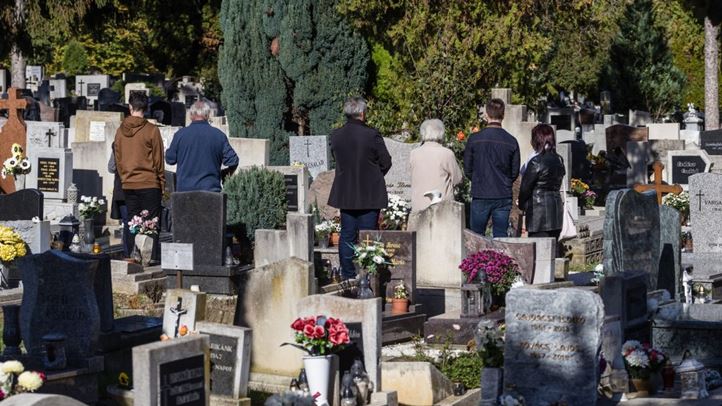 A gyászt előhívó érzések, bár nyomasztónak tűnhetnek, valójában természetes folyamat részei, és elősegítik a megkönnyebbülést (Fotó: MTI/Katona Tibor).