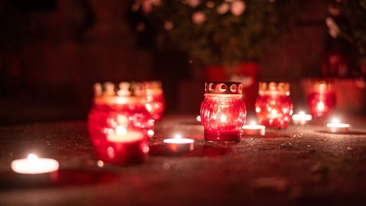 A halottak napján a szimbolikus cselekedetek – mint a gyertyagyújtás, a sírok látogatása és a közösségi imádságok – mély pszichológiai jelentőséggel bírnak (Fotó: MTI/Kiss Gábor).