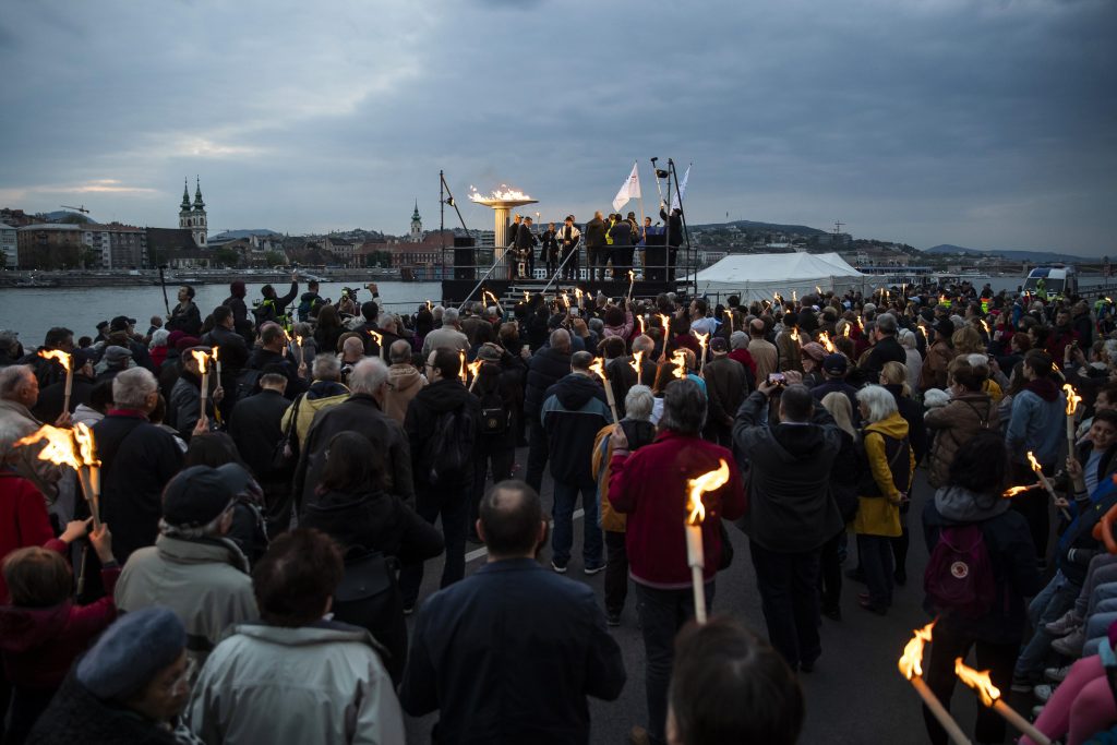 A fáklyás felvonulás résztvevői a holokauszt magyarországi áldozatainak emléknapja alkalmából megrendezett Élet menetén Budapesten, a Cipők a Duna-parton emlékműnél, az id. Antall József rakparton 2019. április 14-én (Fotó: MTI/Mohai Balázs)