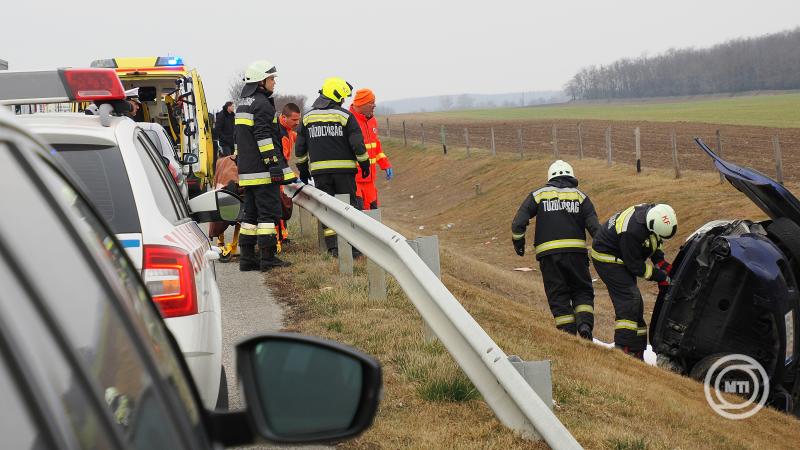 Tűzoltók és mentők az M5-ös autópályánál Városföld közelében, ahol egy ember meghalt, két felnőtt és három gyermek pedig megsérült, amikor egy osztrák rendszámú autó árokba hajtott 2025. február 24-én. MTI/Donka Ferenc