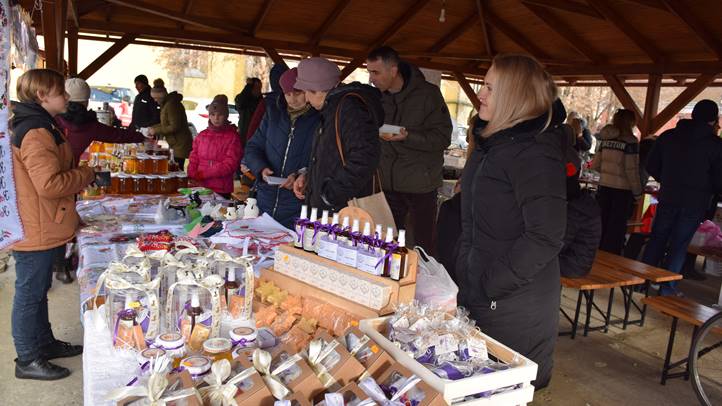 Adventi vásárra készül Beregszász - Minden, ami kézműves termék. Felvételeink a tavalyi adventi vásáron készültek.