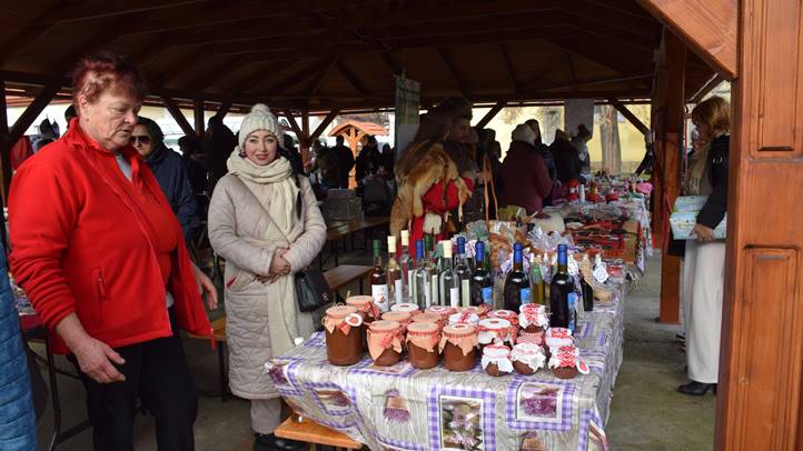 Adventi vásárra készül Beregszász - Minden, ami kézműves termék. Felvételeink a tavalyi adventi vásáron készültek.