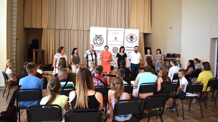 Az V. Gitár-, ének- és verstábor megnyitója Kisgejőcön