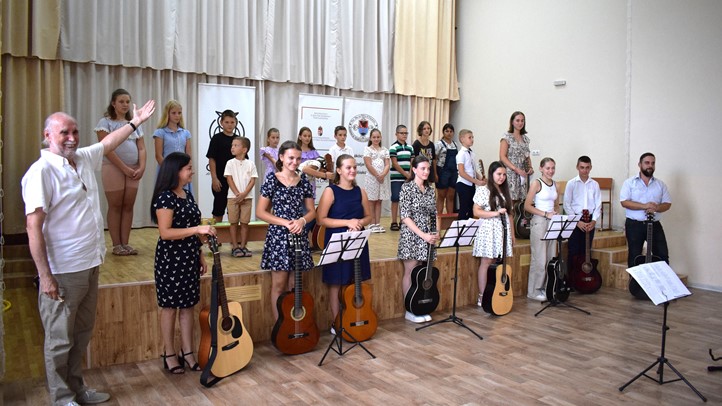 V. alkalommal csendültek fel Cipő dalai a Gitár-, ének- és vers tábor zárókoncertjén