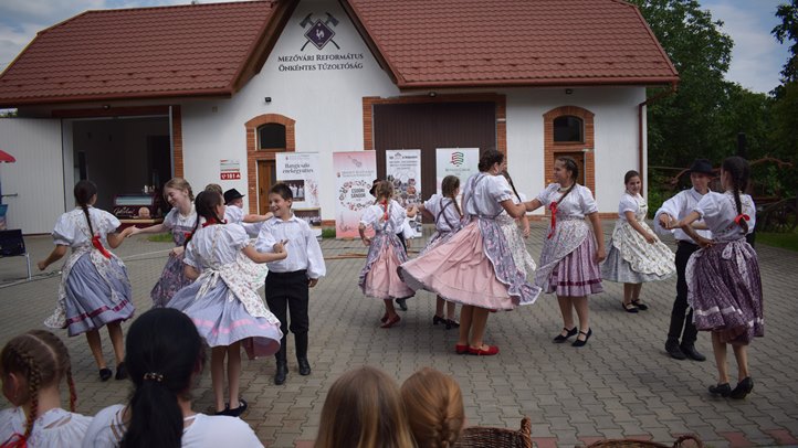Cseperedő táncosok-zenészek találkozója Mezőváriban - Közösségépítő örömtánc, örömzene, játék. Fotó: Beregszászi Gabriella