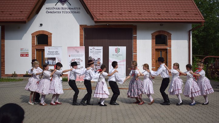 Cseperedő táncosok-zenészek találkozója Mezőváriban - Közösségépítő örömtánc, örömzene, játék. Fotó: Beregszászi Gabriella