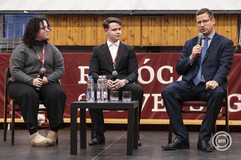 Budapest, 2025. február 21. Gulyás Gergely Miniszterelnökséget vezető miniszter (j) diákokkal beszélget a Rákóczi Szövetség Kárpát-medencei középiskolás vezetői fórumának megnyitóján a budapesti Lónyay Utcai Református Gimnáziumban 2025. február 21-én. MTI/Szigetváry Zsolt