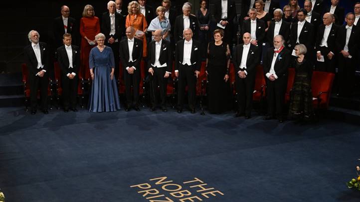 Résztvevők és díjazottak a 2023-as Nobel-díjak átadási ünnepségén a stockholmi hangversenyteremben 2023. december 10-én. Karikó Katalin biokémikus (első sor, j4) Drew Weissman amerikai mikrobiológussal megosztva nyerte el az orvosi-élettani Nobel-díjat az mRNS-alapú oltóanyagok kifejlesztését megalapozó felfedezéseikkel. Krausz Ferenc fizikus (első sor, b2) az attoszekundumos fizika területének megalapításáért és az elektronok kutatásáért Anne L’Huillier és Pierre Agostini francia fizikusokkal megosztva nyerte el az idei fizikai Nobel-díjat (Fotó: MTI/Koszticsák Szilárd)