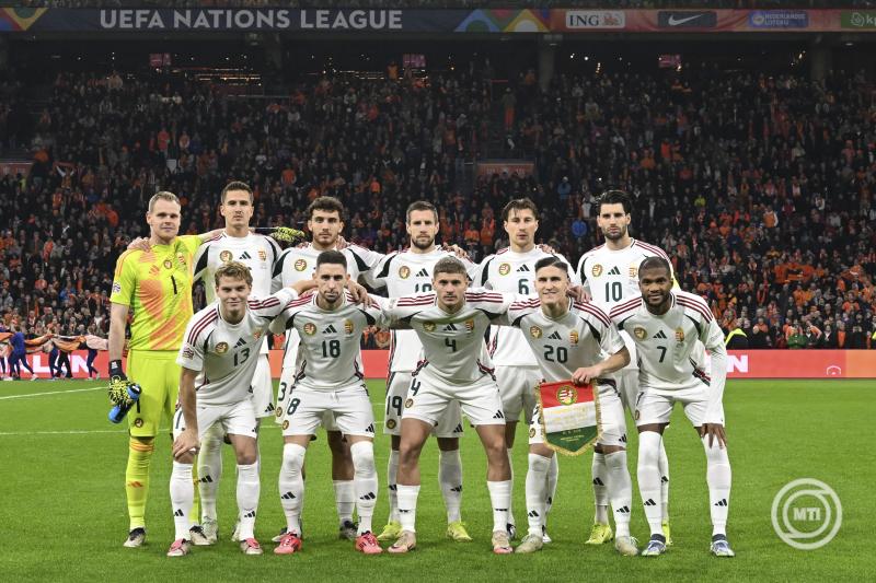 Amszterdam, 2024. november 16. Első sor balról: Schäfer András, Nagy Zsolt, Dárdai Márton, Sallai Roland, Nego Loic, hátsó sor balról: Dibusz Dénes, Nikitscher Tamás, Balogh Botond, Orbán Willi és Szoboszlai Dominik a Nemzetek Ligája A divíziójának 3. csoportjában játszott Hollandia - Magyarország mérkőzés előtt az amszterdami Johann Cruijff Arénában 2024. november 15-én. MTI/Koszticsák Szilárd