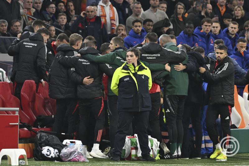 Amszterdam, 2024. november 16. A magyar kispadot állják körül a csapat tagjai, amikor Szalai Ádám pályaedzőt ápolni kell a Nemzetek Ligája A divíziójának 3. csoportjában játszott Hollandia - Magyarország mérkőzésen az amszterdami Johann Cruijff Arénában 2024. november 15-én. MTI/Koszticsák Szilárd
