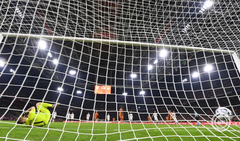 Amszterdam, 2024. november 16. A holland Cody Gakpo tizenegyes gólja a Nemzetek Ligája A divíziójának 3. csoportjában játszott Hollandia - Magyarország mérkőzésen az amszterdami Johann Cruijff Arénában 2024. november 15-én. MTI/Koszticsák Szilárd