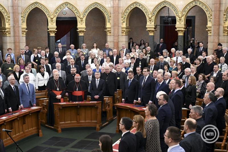 Soltész Miklós, a Miniszterelnökség egyházi és nemzetiségi kapcsolatokért felelős államtitkára, Tarpai József, az elismerést elnyert Kárpátaljai Magyar Nagycsaládosok Egyesületének elnöke, Erdő Péter bíboros, esztergom-budapesti érsek, a díjazott Dominik Jaroslav Duka bíboros, nyugalmazott prágai érsek, Kövér László, az Országgyűlés elnöke, Gulyás Gergely, a Miniszterelnökséget vezető miniszter és Panyi Miklós, a Miniszterelnökség parlamenti és stratégiai államtitkára és Csáky Csongor, a Rákóczi Szövetség elnöke (az első sorban, b-j) a szövetség Esterházy-díjának átadásán az Országház Felsőházi termében 2025. március 7-én. MTI/Koszticsák Szilárd