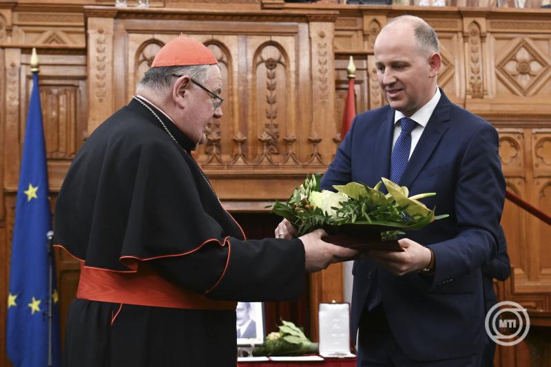 Dominik Jaroslav Duka bíboros, nyugalmazott prágai érsek (b) átveszi az elismerést Csáky Csongortól, a a Rákóczi Szövetség elnökétől a szövetség Esterházy-díjának átadásán az Országház Felsőházi termében 2025. március 7-én. MTI/Koszticsák Szilárd