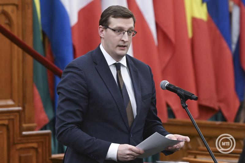 Panyi Miklós, a Miniszterelnökség parlamenti és stratégiai államtitkára beszédet mond a Rákóczi Szövetség Esterházy-díjának átadásán az Országház Felsőházi termében 2025. március 7-én. MTI/Koszticsák Szilárd