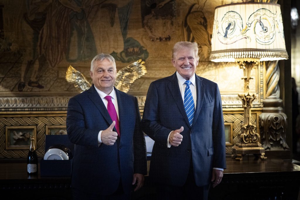 Orbán Viktor és Donald Trump találkozója Mar-a-Lagóban 2024. július 11-én (Fotó: MTI/Miniszterelnöki Sajtóiroda/Fischer Zoltán)