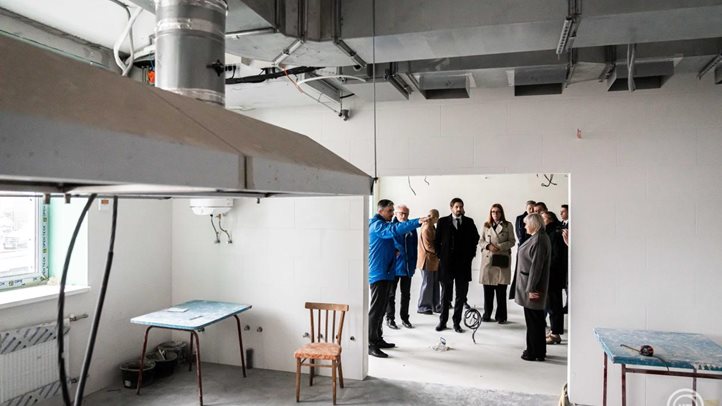 Bucsa, 2024. október 19. A Külgazdasági és Külügyminisztérium (KKM) által közzétett képen Magyar Levente, a KKM parlamenti államtitkára (k) és Lehel László elnök-igazgató (b2) megtekinti a Magyar Ökumenikus Segélyszervezet készülő Kijev megyei iskola felújítási projektjét Bucsában 2024. október 19-én. MTI/KKM/Király Márton