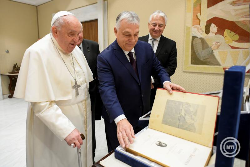 Ferenc pápa (b) audiencián fogadja Orbán Viktor miniszterelnököt (k) a Vatikánban 2024. december 4-én. Jobbról Semjén Zsolt miniszterelnök-helyettes. MTI/Vatican Media