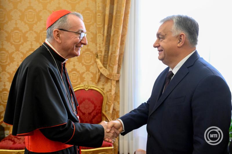 Pietro Parolin olasz érsek, a Vatikáni Államtitkárság vezetője (b) és Orbán Viktor miniszterelnök a Vatikánban 2024. december 4-én. MTI/Vatican Media