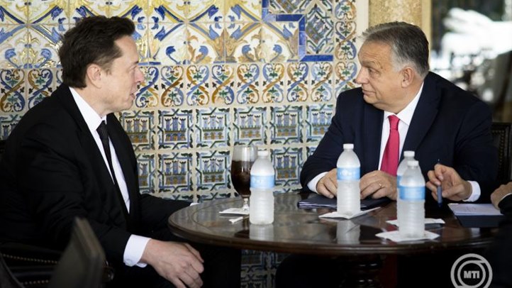 Mar-a-Lago, 2024. december 9. A Miniszterelnöki Sajtóiroda által közreadott képen Orbán Viktor kormányfő (j) és Elon Musk tárgyal a floridai Mar-a-Lagóban 2024. december 9-én. MTI/Miniszterelnöki Sajtóiroda/Fischer Zoltán