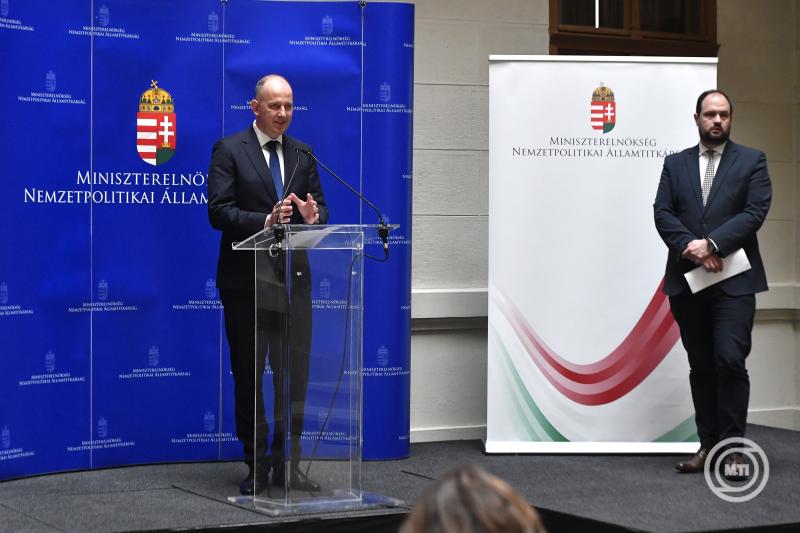  Csáky Csongor, a Rákóczi Szövetség elnöke (b) és Nacsa Lőrinc, a Miniszterelnökség nemzetpolitikáért felelős államtitkára a külhoni magyarok magyar nyelvű oktatását támogató Szülőföldön Magyarul program indulásáról tartott sajtótájékoztatón Budapesten 2025. április 8-án. MTI/Soós Lajos