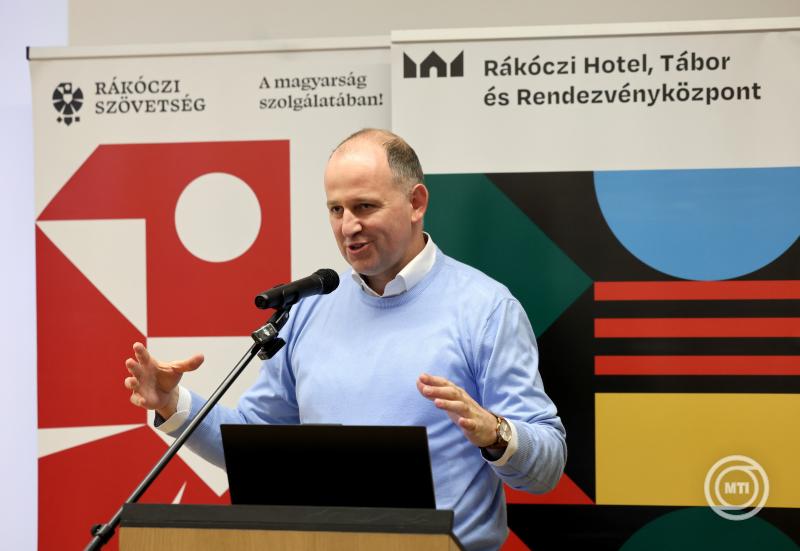 Sátoraljaújhely, 2025. január 4. Csáky Csongor, a Rákóczi Szövetség elnök beszédet mond a kárpátaljai magyar nagycsaládosok találkozóján Sátoraljaújhelyen, a Rákóczi Hotel, Tábor és Rendezvényközpontban 2025. január 4-én. MTI/Vajda János