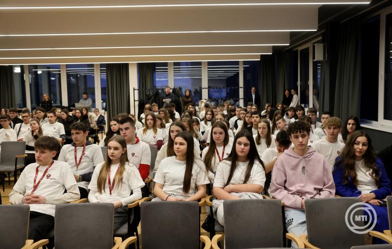 Sátoraljaújhely, 2025. január 13. Diákok a Rákóczi Szövetség téli táborainak megnyitóján Sátoraljaújhelyen 2025. január 13-án. Öt héten át 700 kárpátaljai magyar és ukrán diákot fogadnak a Rákóczi Szövetség téli táborai. MTI/Vajda János