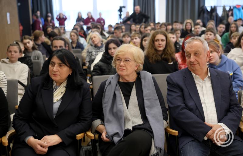 Sátoraljaújhely, 2025. február 13. Szili Katalin miniszterelnöki főtanácsadó (közép) a Rákóczi Szövetség téli táborának programjain részt vevő fiataloknál tett látogatásán a sátoraljaújhelyi Rákóczi Hotel, Tábor és Rendezvényközpontban 2025. február 13-án. Mellette Marianna Marusinec, a Kárpátaljai Megyei Katonai Adminisztráció Oktatási, Tudományos, Ifjúsági és Sport Főosztályának vezetője (bal) és Papp Ferenc ungvári konzul (jobb). MTI/Vajda János