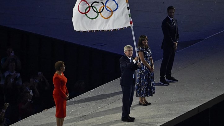 Karen Bass, a 2028-as olimpiát rendező Los Angeles polgármestere, Thomas Bach, a Nemzetközi Olimpiai Bizottság (NOB) elnöke, Anne Hidalgo párizsi főpolgármester és Tony Estanguet, a szervezőbizottság elnöke (b-j) az olimpiai zászló átadásán a 2024-es párizsi nyári olimpia záróünnepségén a Stade de France-ban 2024. augusztus 11-én (Fotó: MTI/Kovács Tamás)