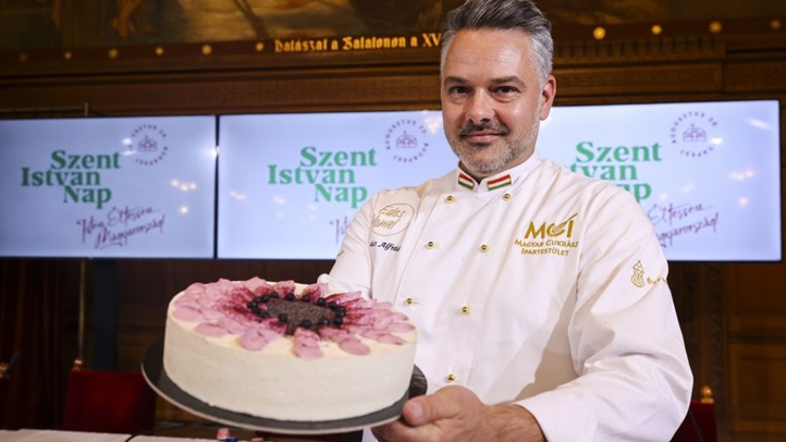 Kovács Alfréd cukrász bemutatja Magyarország tortáját az államalapítás és az államalapító Szent István király ünnepének rendezvényeit beharangozó sajtótájékoztatón az Országház Vadásztermében 2024. augusztus 1-jén. (Fotó: MTI/Hegedüs Róbert)