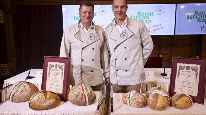 Fülöp Ádám és Fülöp Zsolt a Balmaz-Sütöde Kft. képviseletében a Szent István-napi kenyere és innovatív kenyere gyõztesei (b-j) az államalapítás és az államalapító Szent István király ünnepének rendezvényeit beharangozó sajtótájékoztatón az Országház Vadásztermében 2024. augusztus 1-jén. (Fotó: MTI/Hegedüs Róbert)