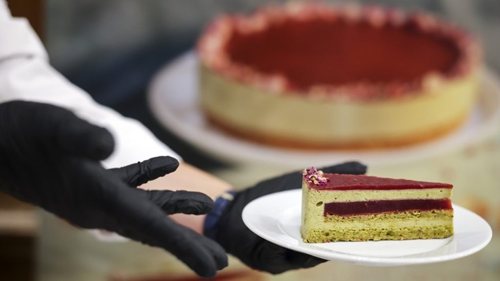 Zöld Málna, Magyarország cukormentes tortája az államalapítás és az államalapító Szent István király ünnepének rendezvényeit beharangozó sajtótájékoztatón az Országház Vadásztermében 2024. augusztus 1-jén. (Fotó: MTI/Hegedüs Róbert)