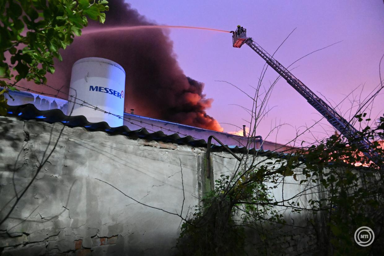 Budapest, 2024. november 14. Egy csarnoképületben keletkezett tűz oltásán dolgoznak tűzoltók a fővárosi Soroksári úton 2024. november 14-én. MTI/Mihádák Zoltán