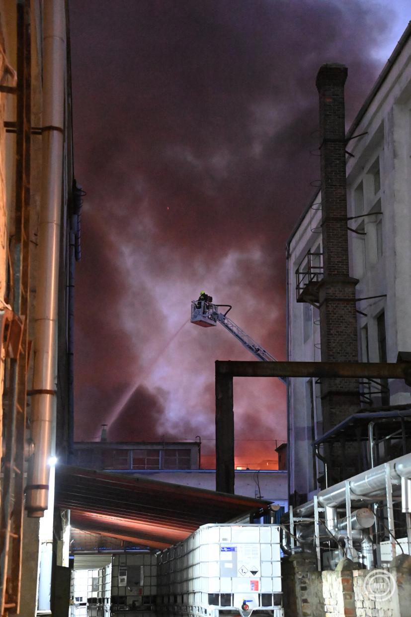 Budapest, 2024. november 14. Egy csarnoképületben keletkezett tűz oltásán dolgoznak tűzoltók a fővárosi Soroksári úton 2024. november 14-én. MTI/Mihádák Zoltán